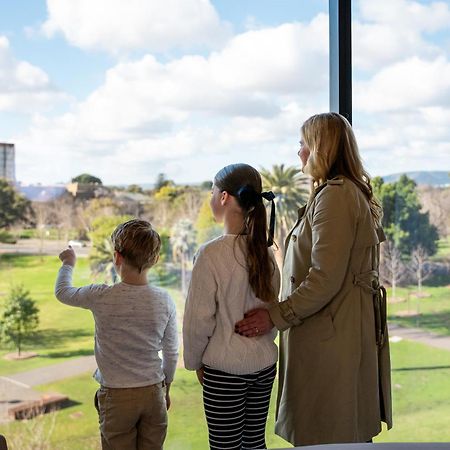 Oval Hotel At Adelaide Oval Exteriér fotografie Family at the hotel