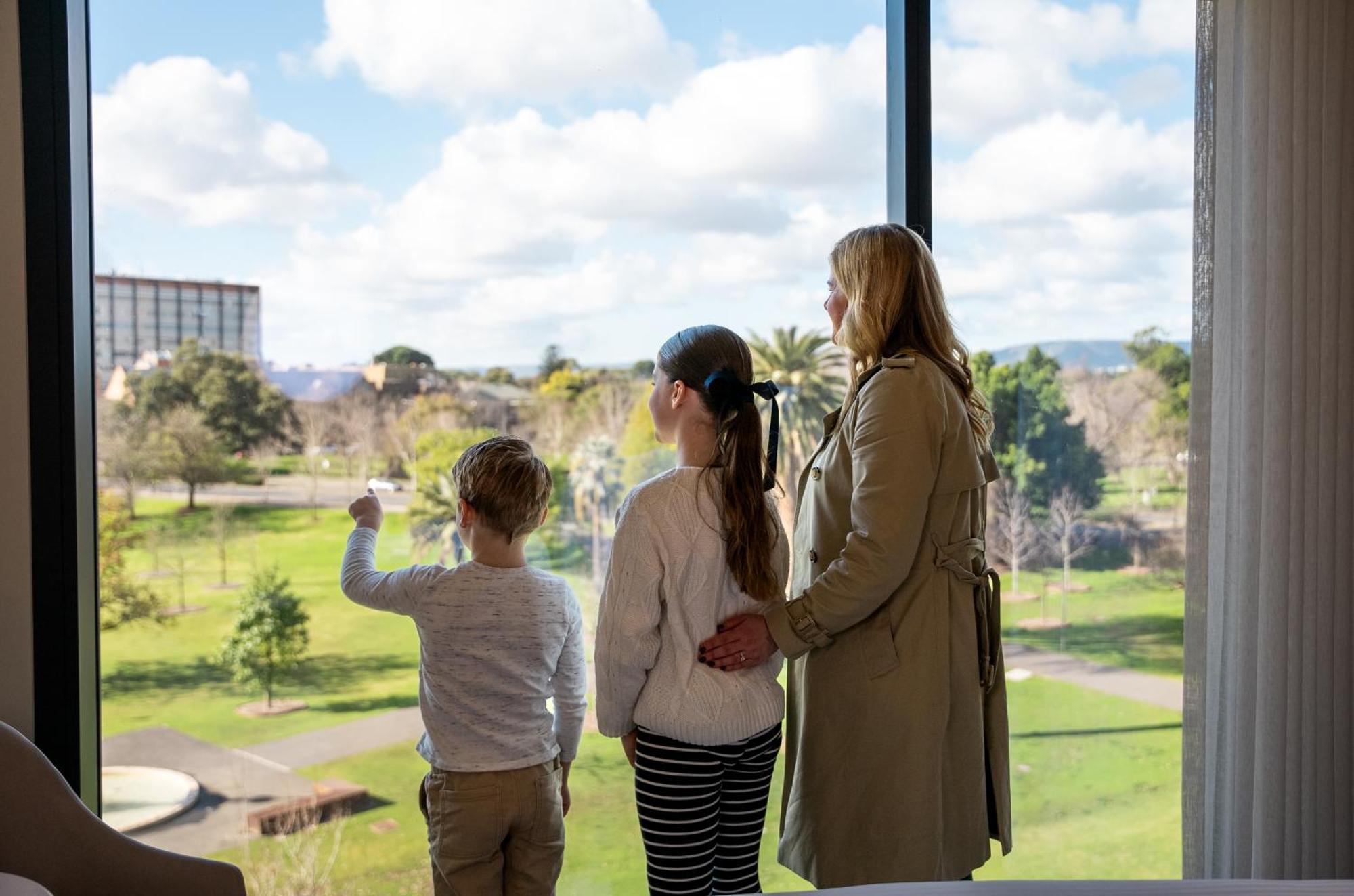 Oval Hotel At Adelaide Oval Exteriér fotografie Family at the hotel